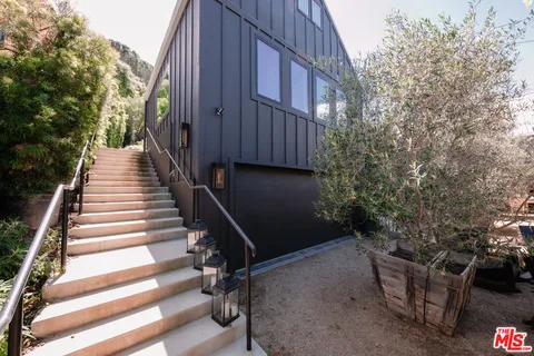 $2,550,000 | 28960 Crags Drive, Agoura Hills, CA 91301