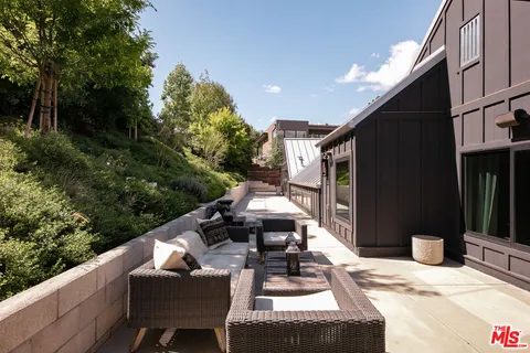 $2,550,000 | 28960 Crags Drive, Agoura Hills, CA 91301