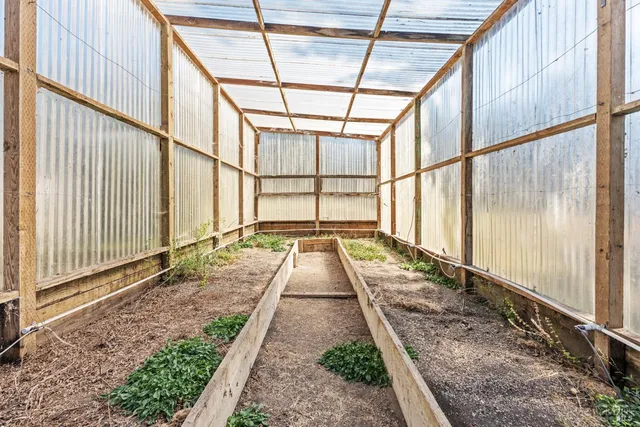 a view of a pathway with a small white building