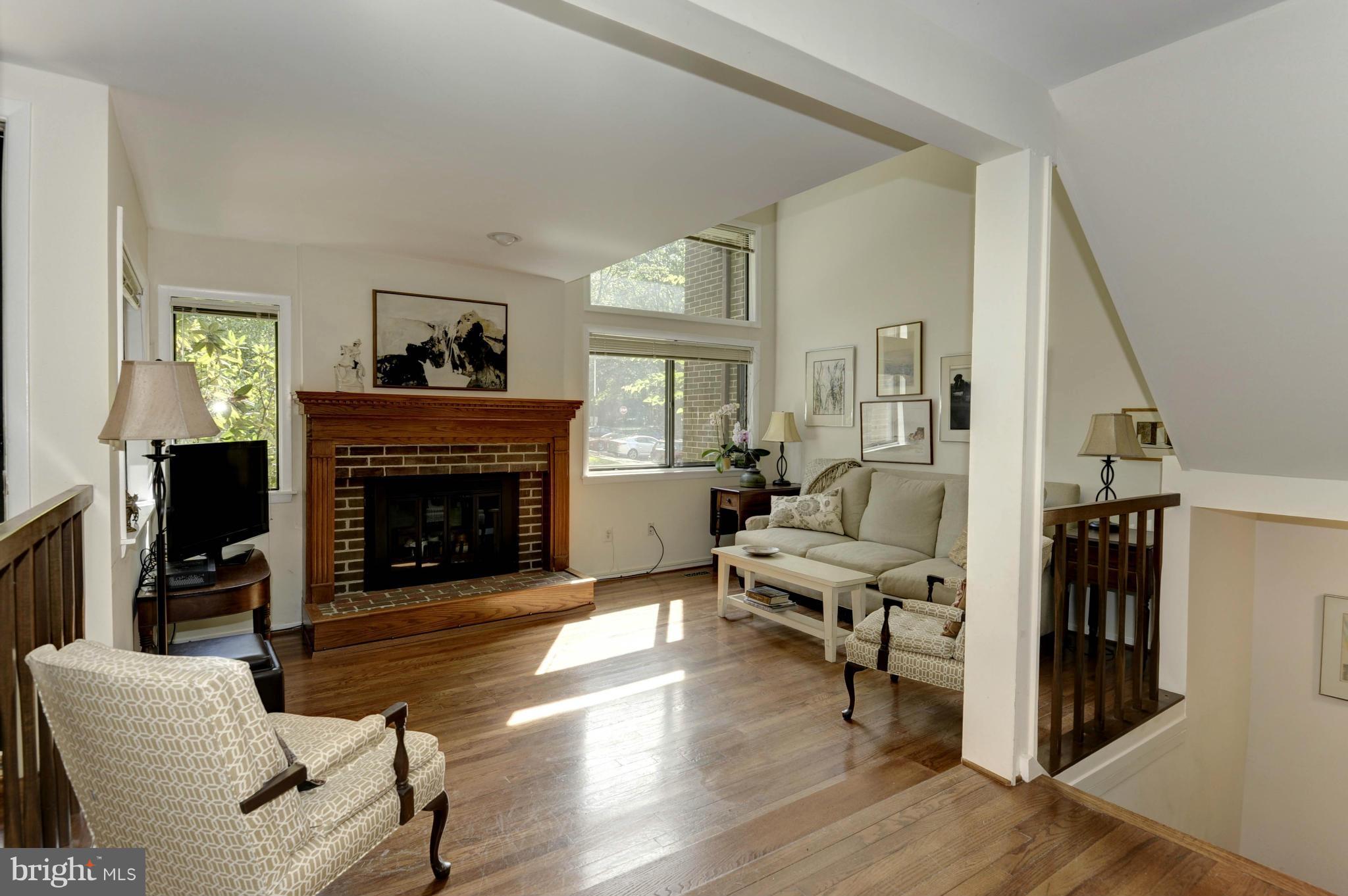 2016 Winged Foot Court Reston, VA 20191 - Photo 2 of 25 Living Room
