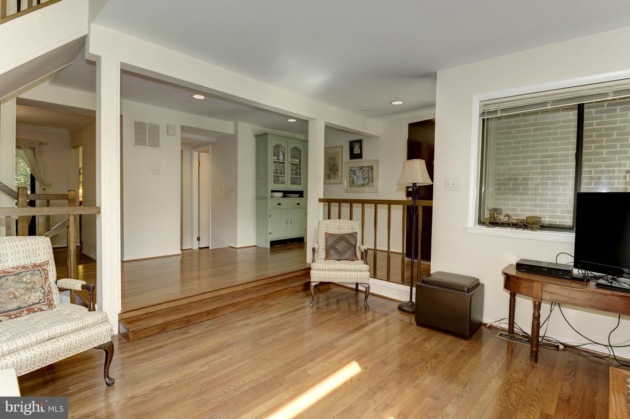 2016 Winged Foot Court Reston, VA 20191 - Photo 4 of 25 Living Room