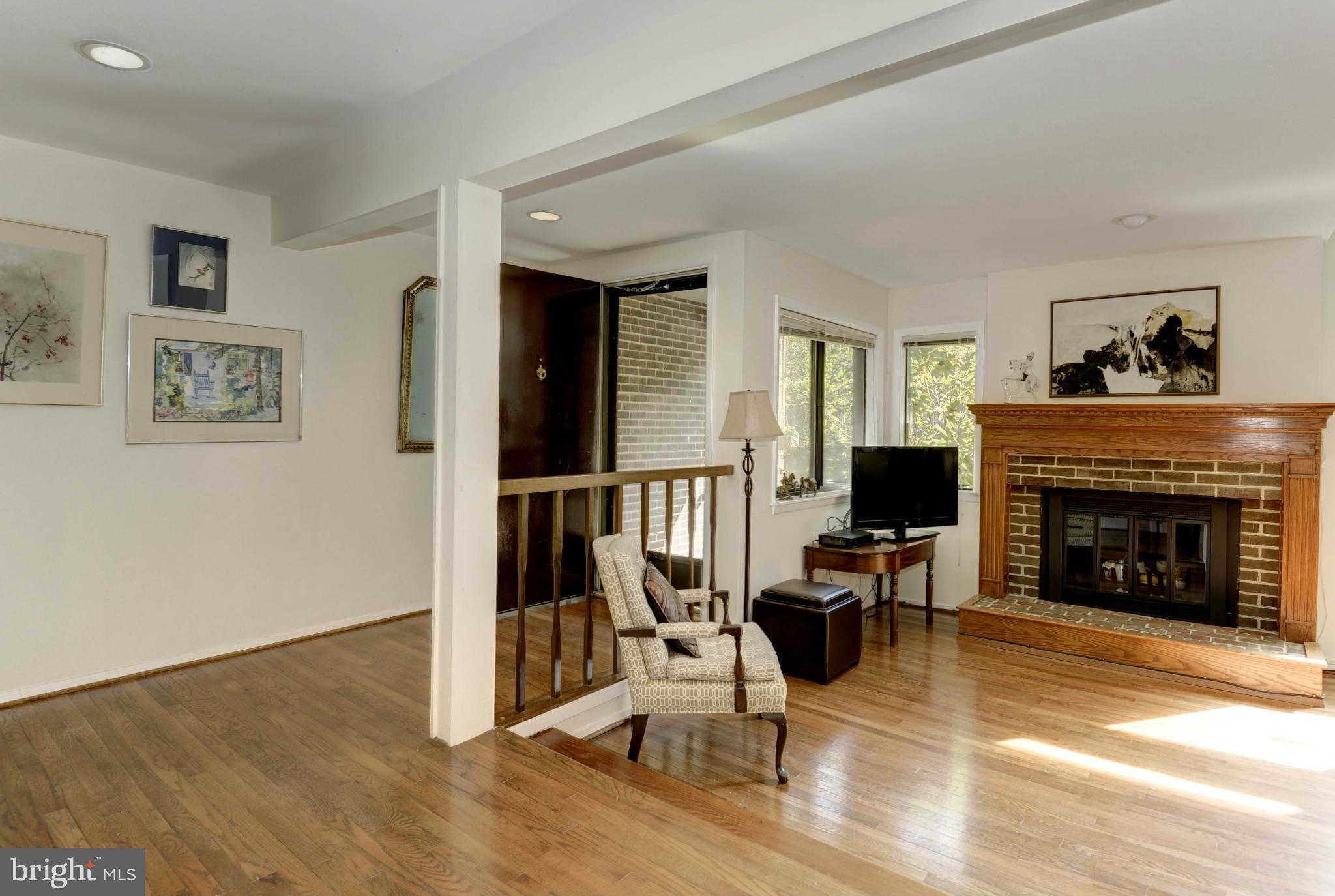 2016 Winged Foot Court Reston, VA 20191 - Photo 5 of 25 Living Room