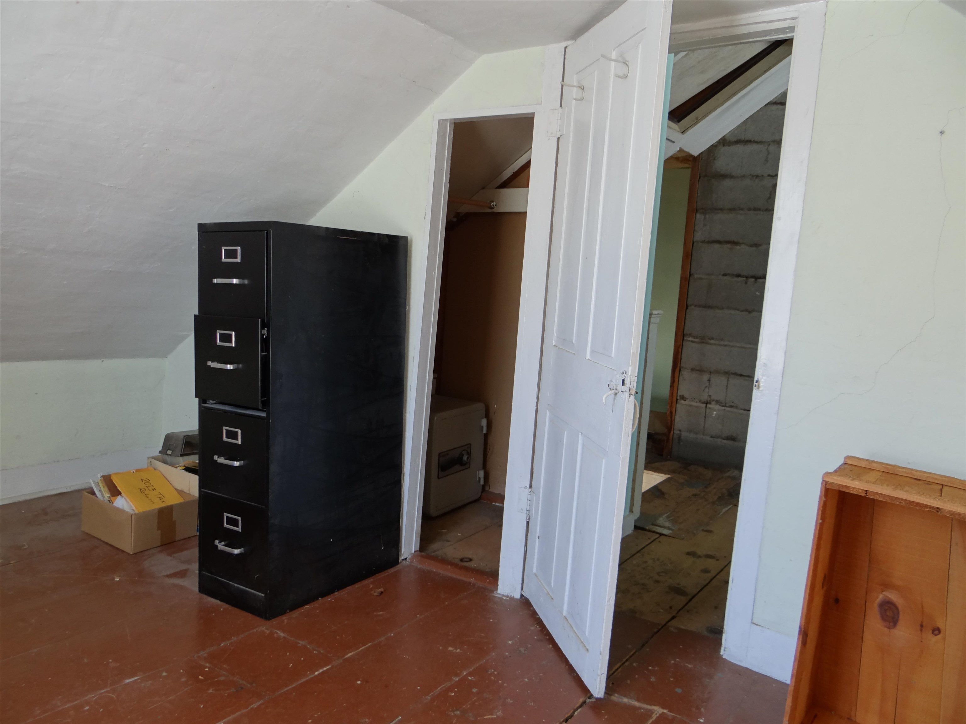 89 Highway 12 Hartland, VT 05048 - Photo 16 of 30