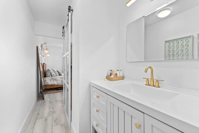 a en suite bathroom with a sink and a mirror