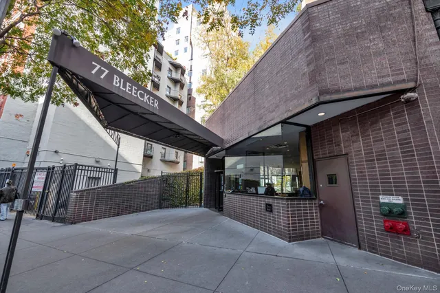 a view of entryway of a house