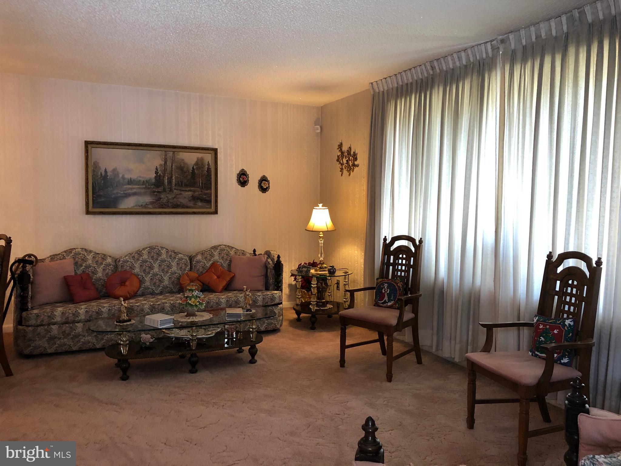 2952 Willits Road Philadelphia, PA 19136 - Photo 9 of 42 Living Room