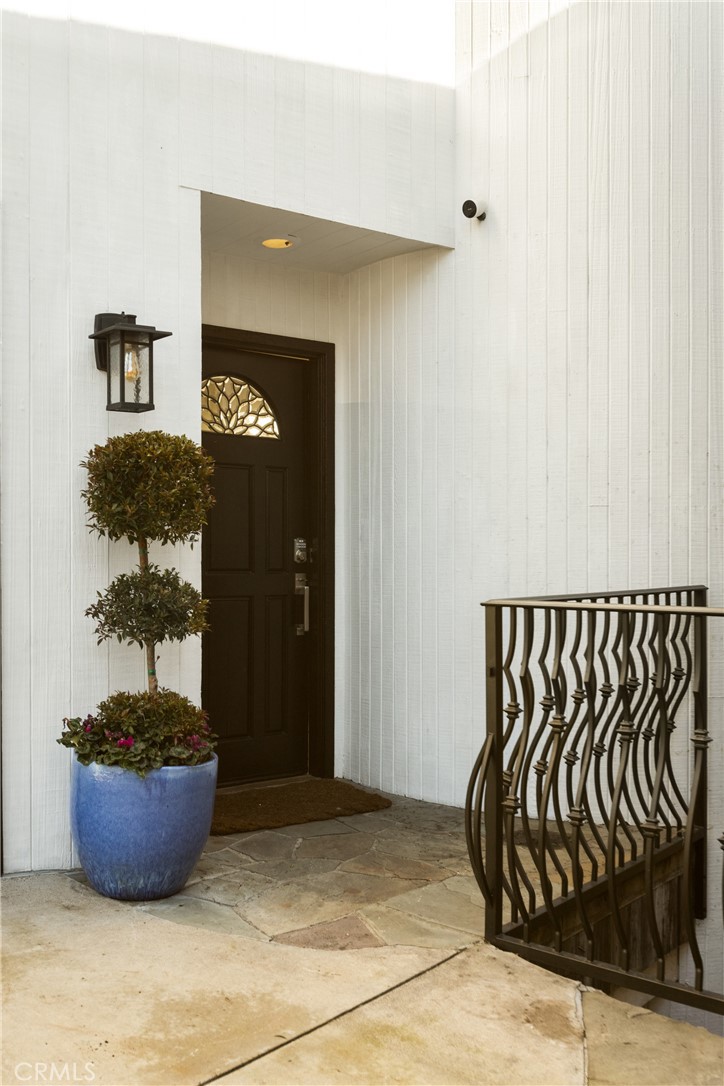 781 Summit Drive Laguna Beach, CA 92651 - Photo 7 of 73 a view of an entryway