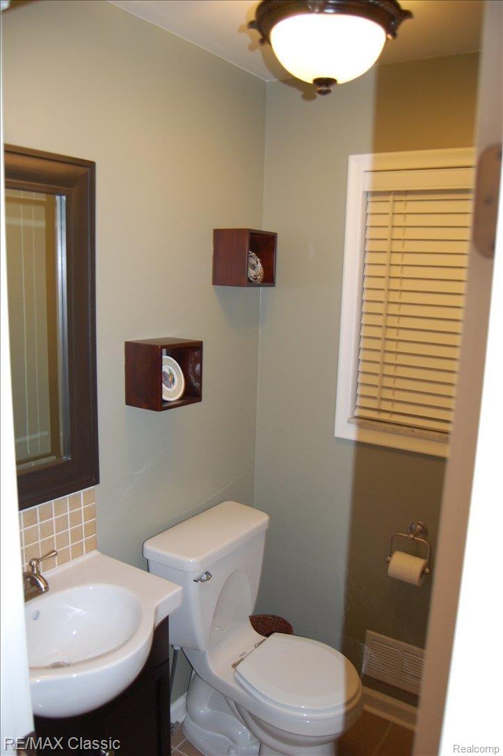 3187 Doral Court Rochester, MI 48309 - Photo 7 of 22 Half Bath
