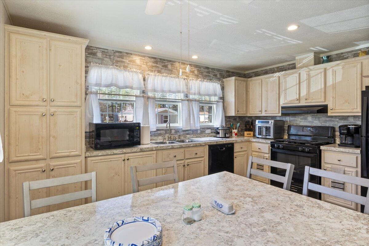 6 Liberty Drive Standish, ME 04084 - Photo 19 of 23 08-6_Liberty_St_08 Dining Kitchen