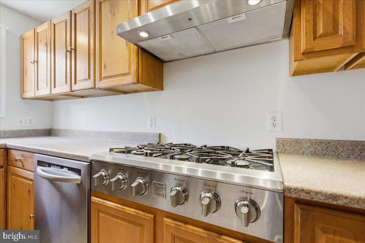 46564 Yorktown Road Lexington Park, MD 20653 - Photo 18 of 43 Spacious Kitchen with 6 Burner Gas Stove