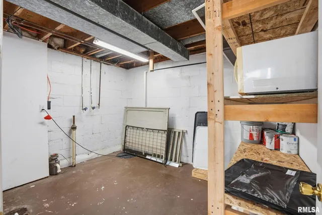 a view of livingroom with furniture