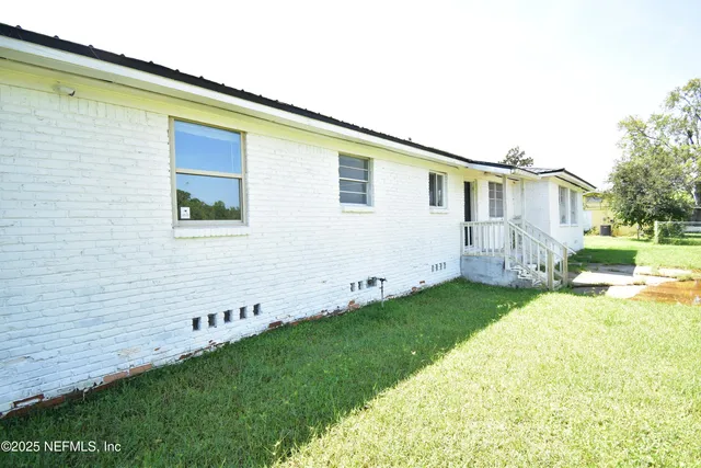 a view of a backyard with a house