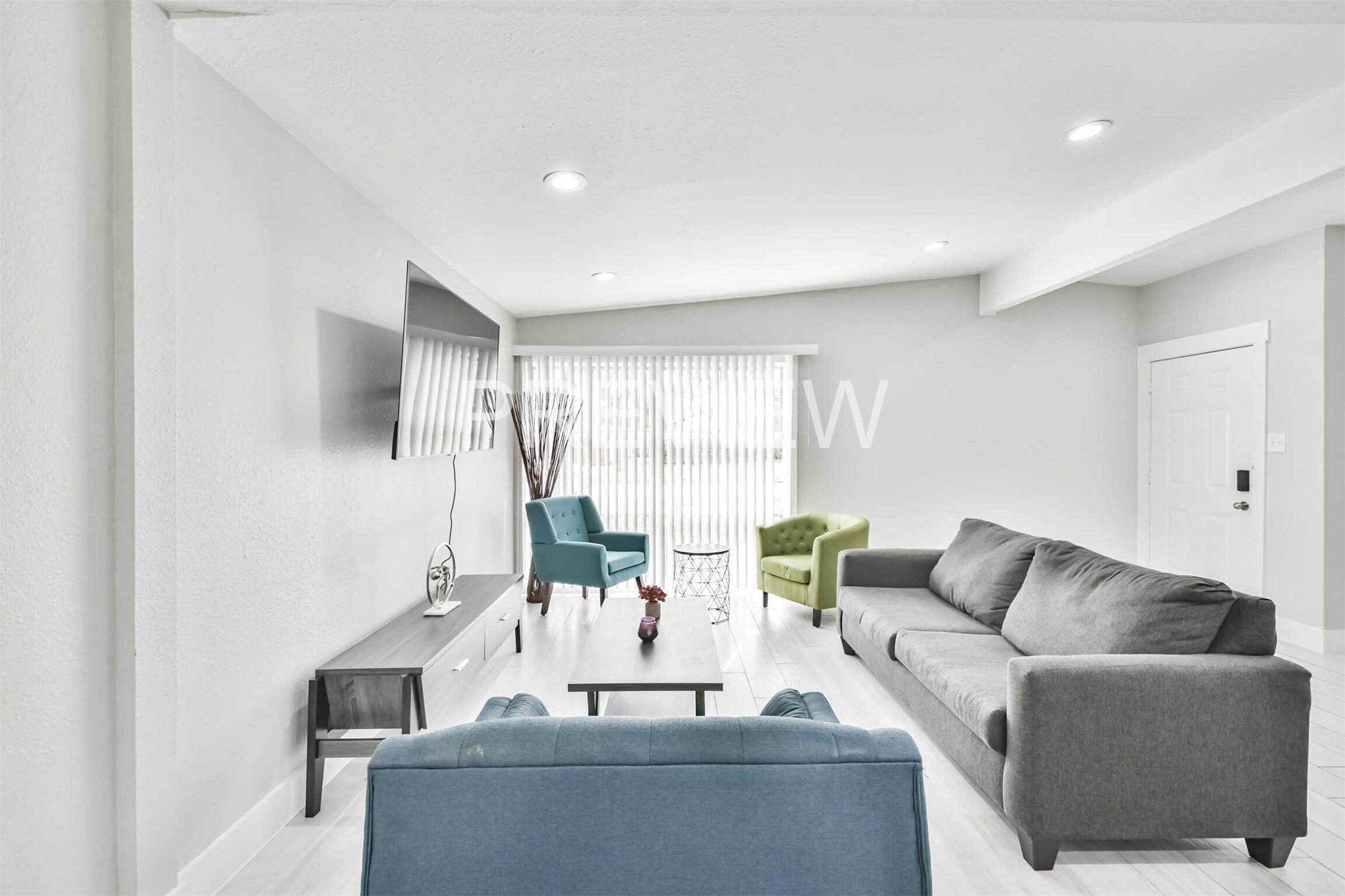 7522 Dearborn Street Houston, TX 77055 - Photo 15 of 39 a living room with furniture and a large window