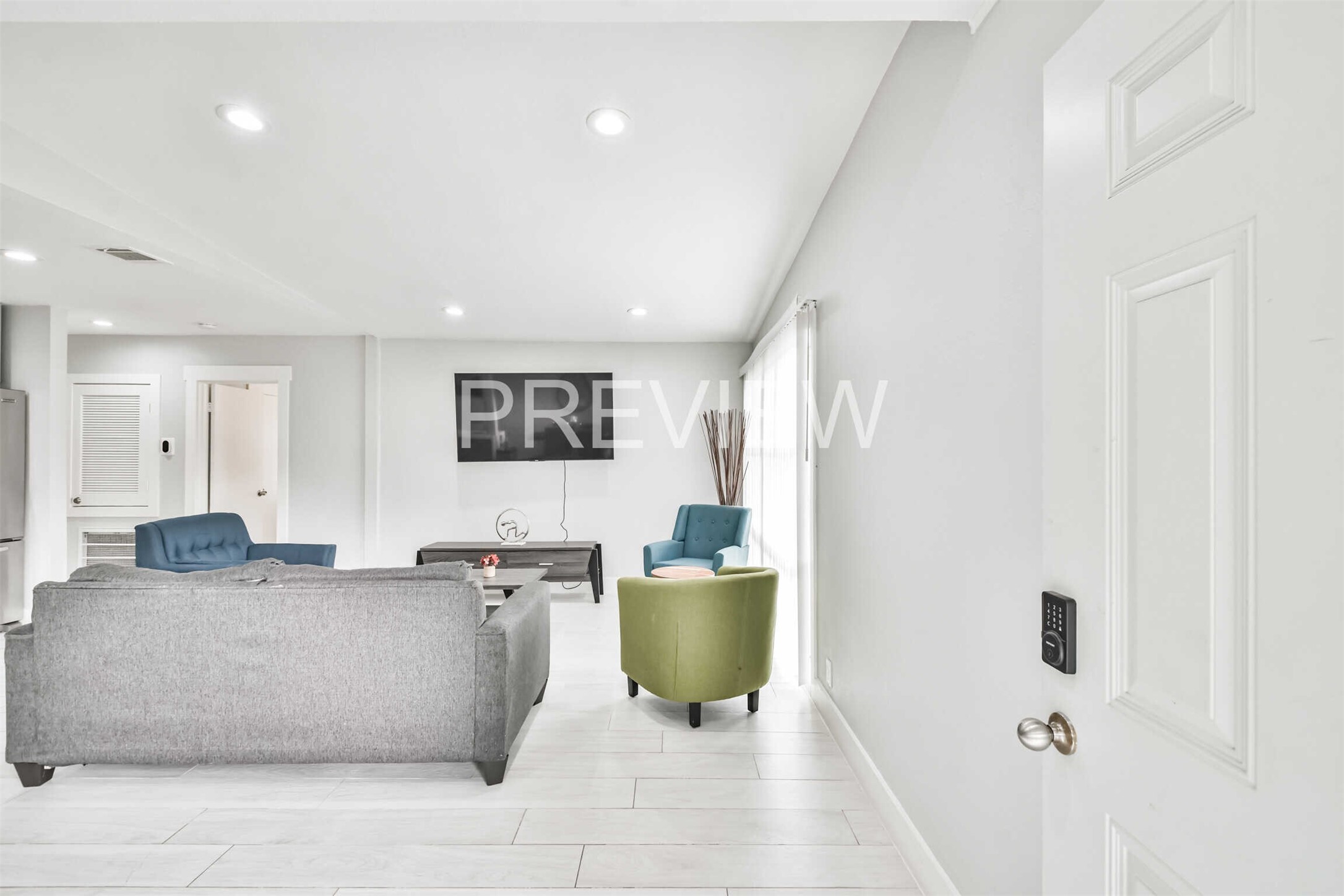7522 Dearborn Street Houston, TX 77055 - Photo 10 of 39 a living room with furniture and a potted plant