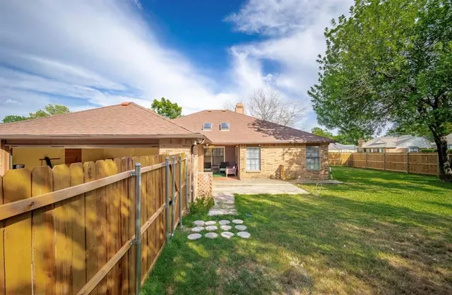 $2,700 | 313 Diamond Drive, DeSoto, TX 75115