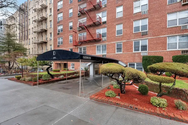 $845,000 | 399 Ocean Parkway, Unit 5C | Kensington