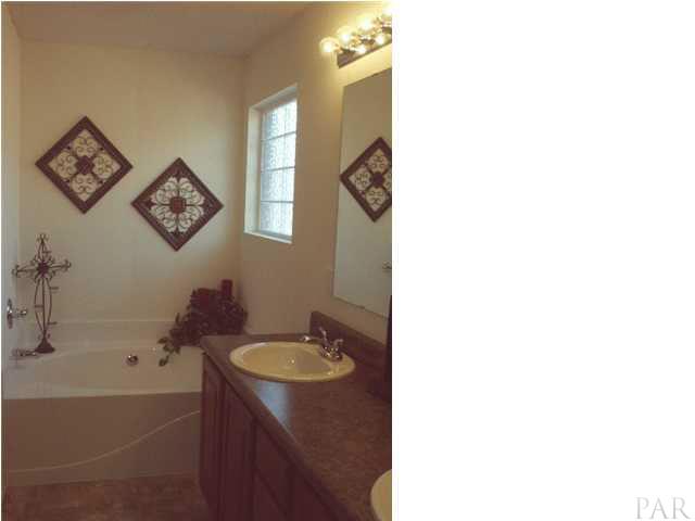 2260 Liberty Loop Road, Unit 21D Cantonment, FL 32533 - Photo 15 of 19 Guest bath