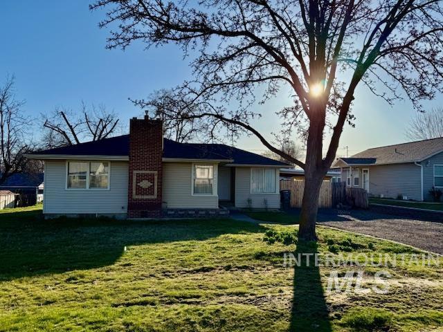 1139 Webster Street Clarkston, WA 99403 - Photo 5 of 34 Single story home with a chimney