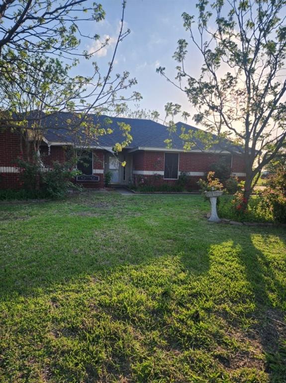 a view of a yard in front of house