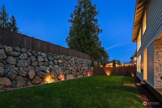 a view of a back yard