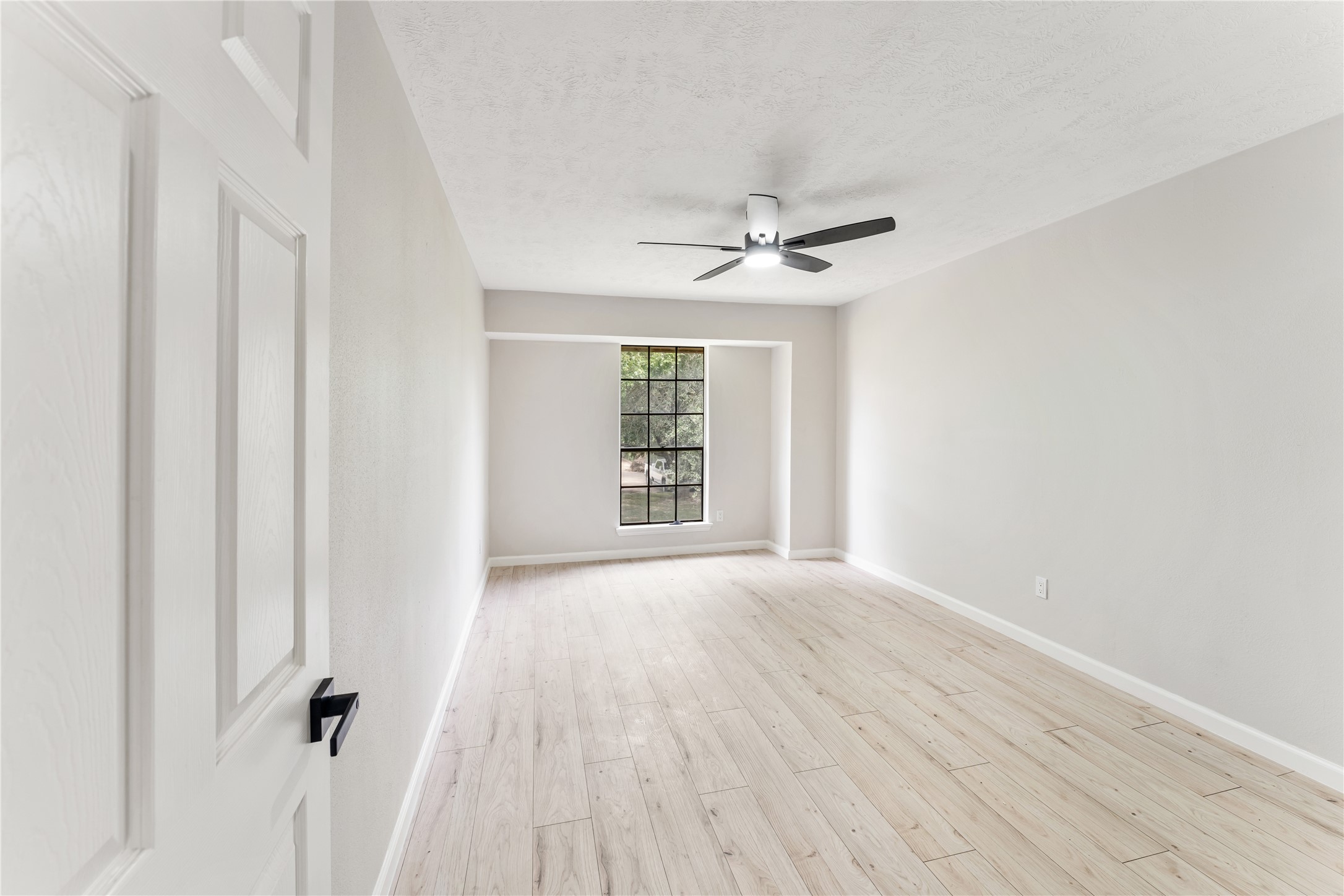 9425 Fondren Road Houston, TX 77074 - Photo 27 of 29 Another spacious secondary bedroom.