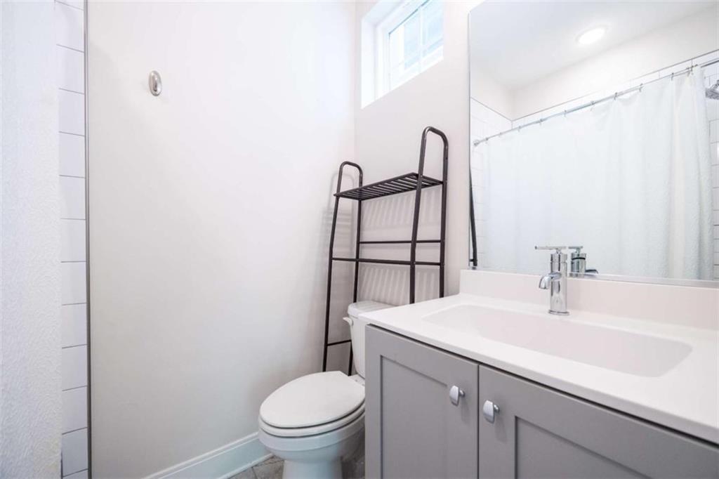 915 Katie Kerr Drive Decatur, GA 30030 - Photo 21 of 30 a bathroom with a sink toilet and a mirror