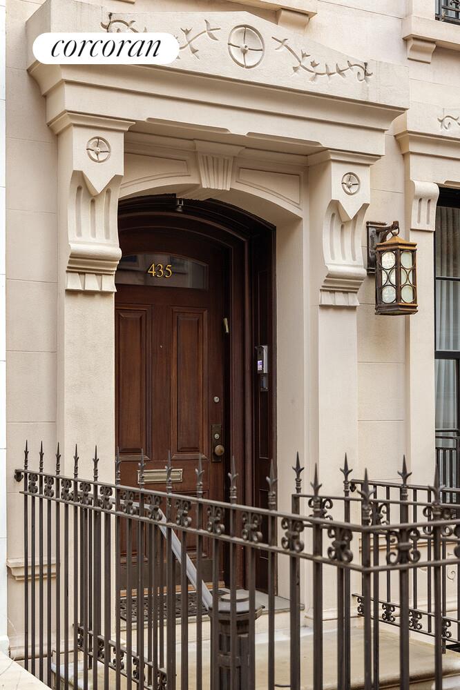 435 East 87th Street Manhattan, NY 10128 - Photo 3 of 36 a view of front door