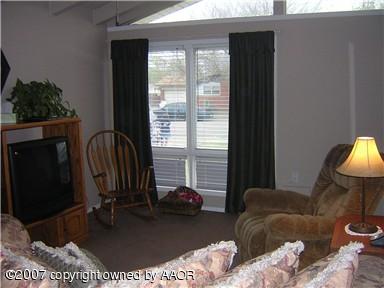4616 South Bryan Street Amarillo, TX 79110 - Photo 3 of 12 a living room with furniture and a window