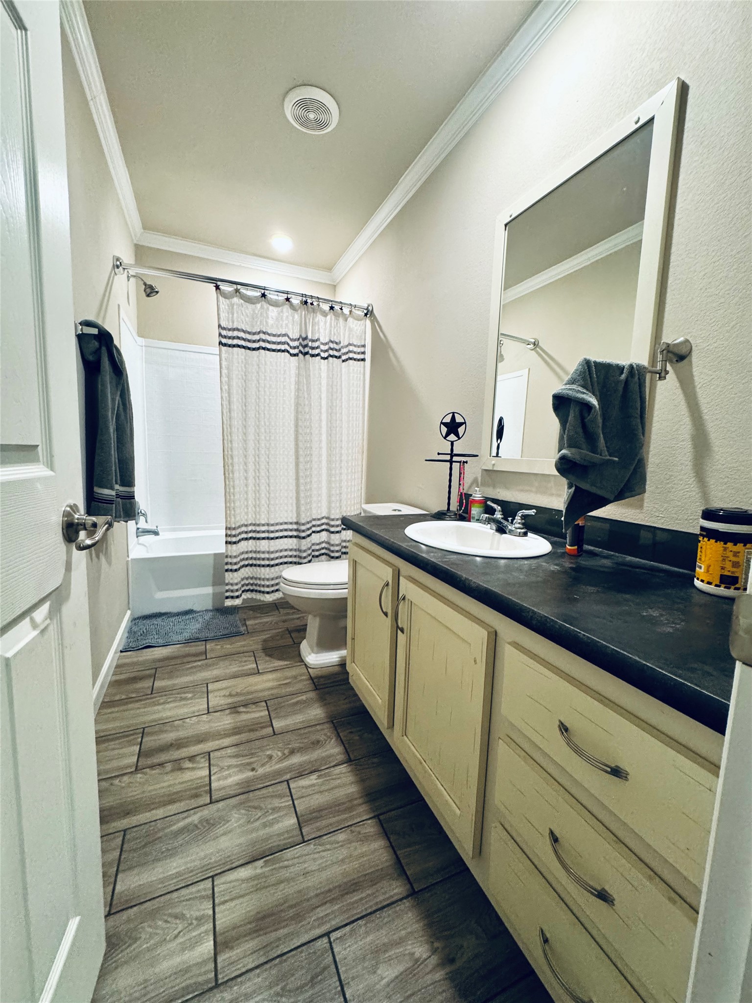 2636 East Fm 532 Schulenburg, TX 78956 - Photo 15 of 40 a bathroom with double vanity and a mirror