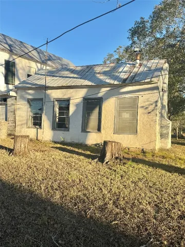 a view of a yard with an tree