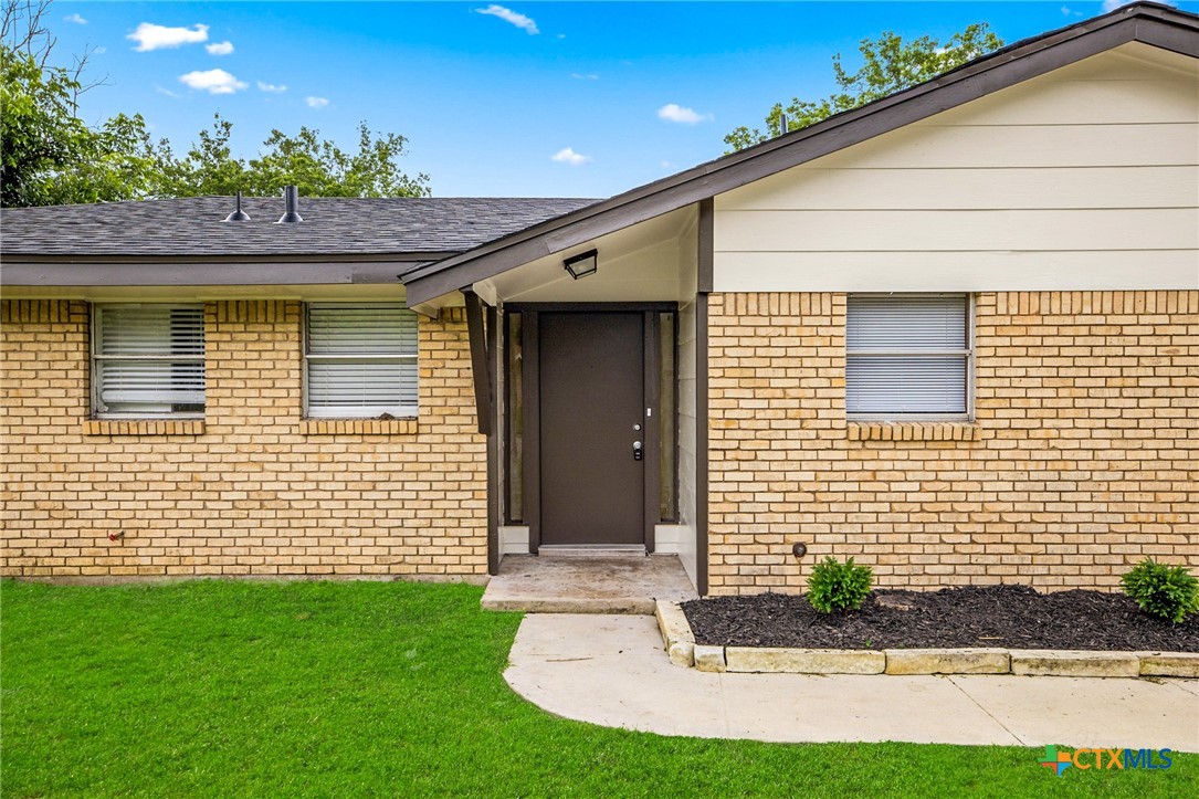 1609 Linwood Road Temple, TX 76502 - Photo 5 of 25 a front view of a house with garden