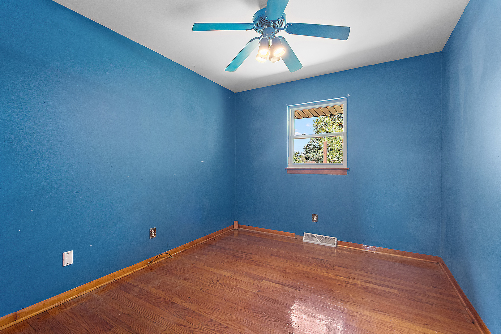 1400 Eunice Avenue Joliet, IL 60433 - Photo 10 of 34 an empty room with windows and fan