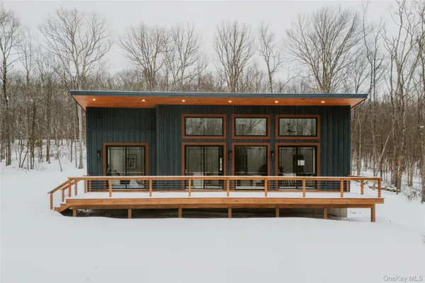 a view of house with front yard