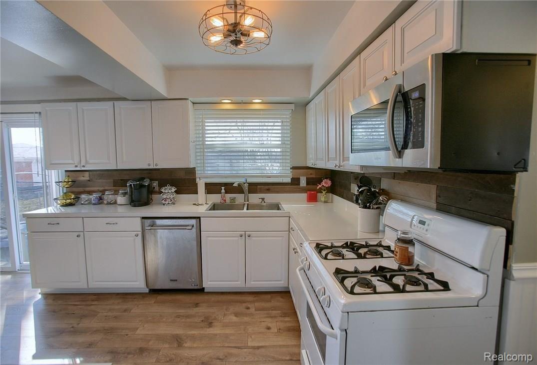 15006 Stephens Road Eastpointe, MI 48021 - Photo 10 of 25 Kitchen.jpg