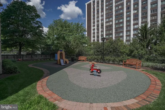 $2,195 | 11710 Old Georgetown Road, Unit 809, North Bethesda, MD 20852