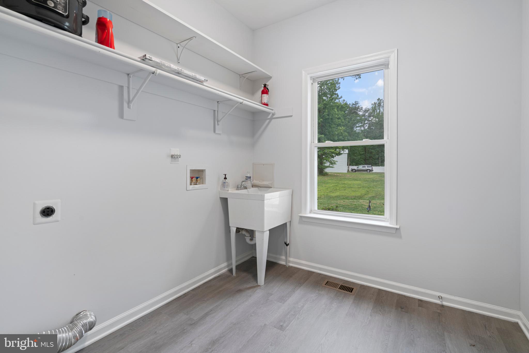 13647 Van Doren Road Manassas, VA 20112 - Photo 42 of 49 Spacious laundry room - 1st floor