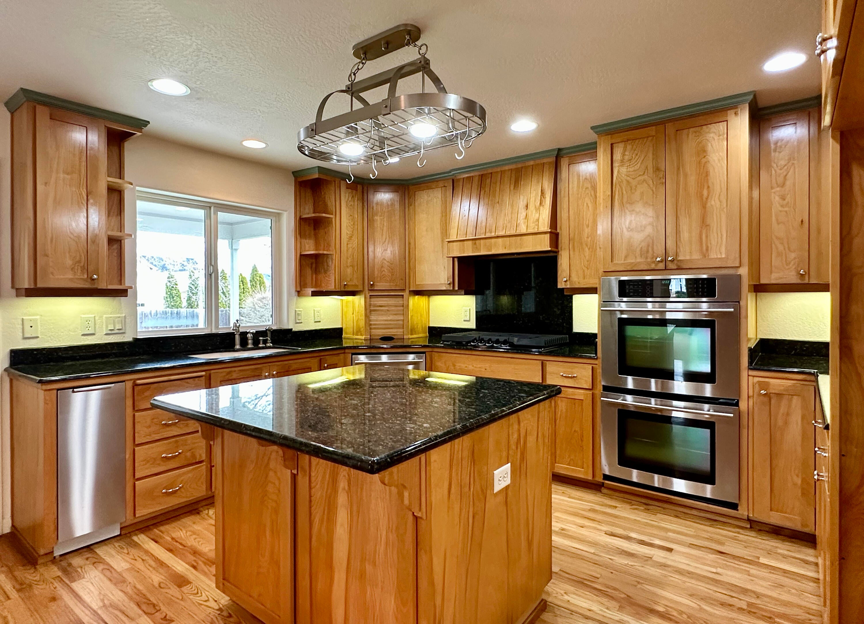 112 Walnut Place Phoenix, OR 97535 - Photo 8 of 78 Kitchen