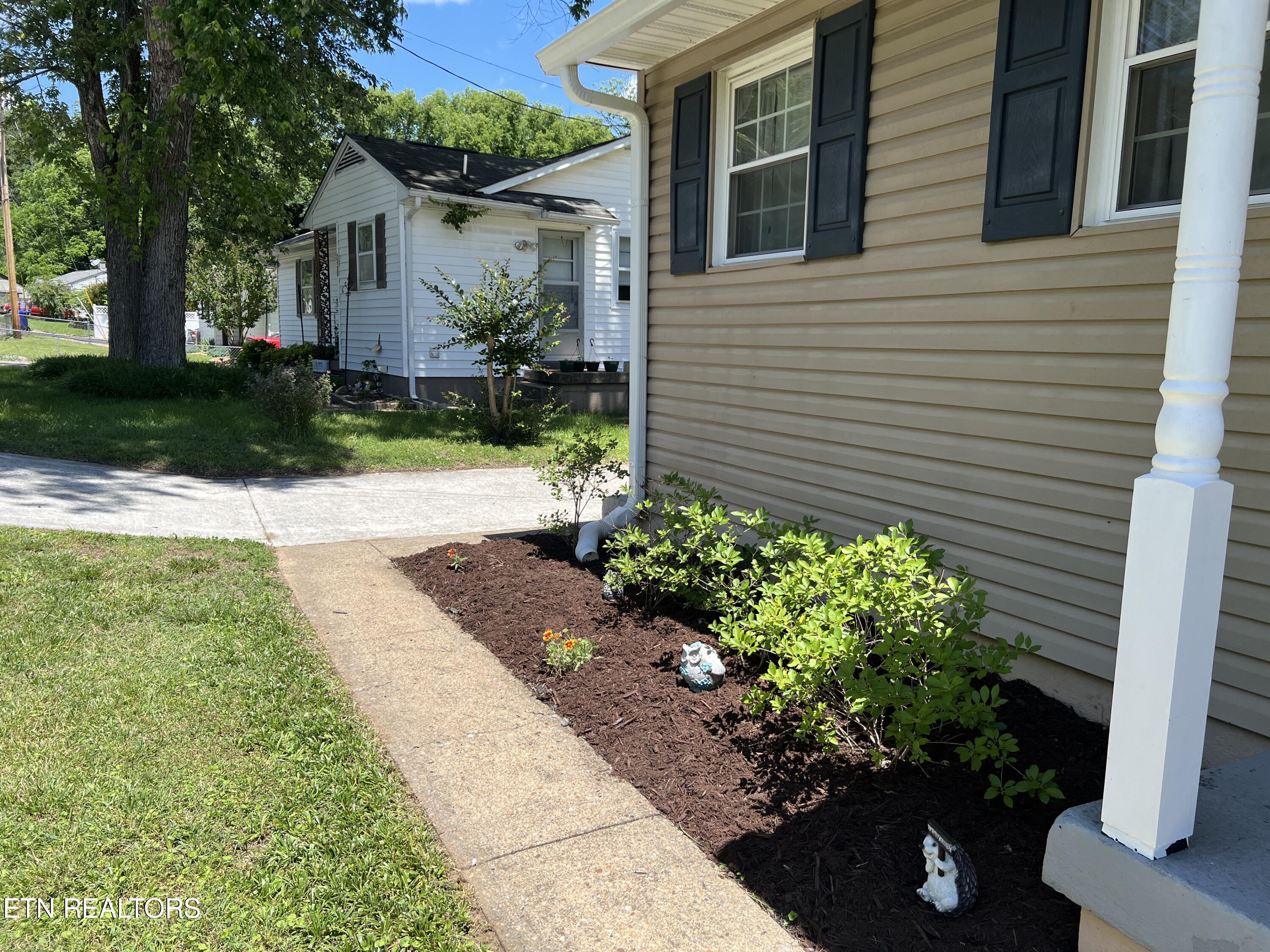 136 Athens Road Oak Ridge, TN 37830 - Photo 17 of 50 sidewalk