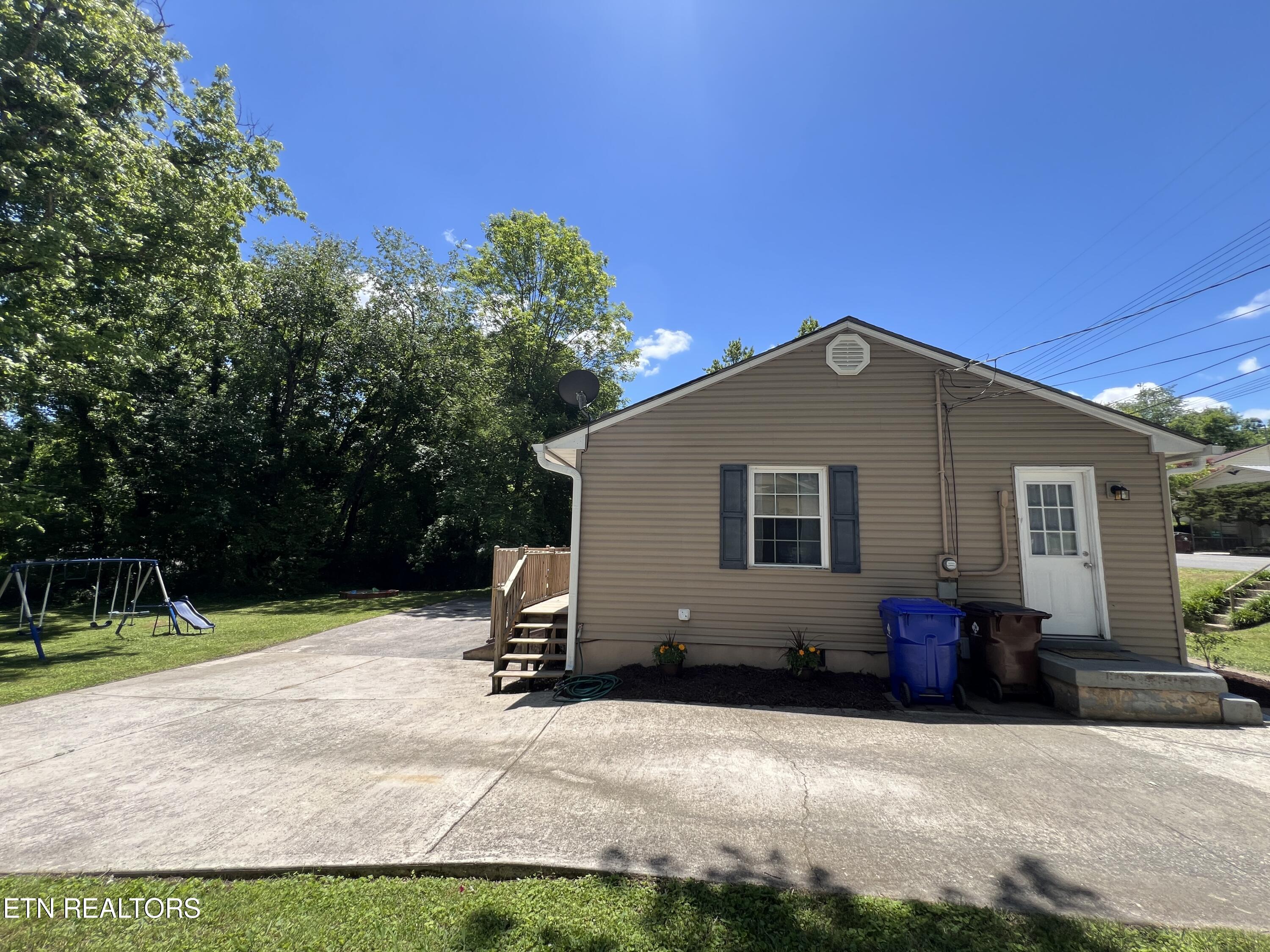 136 Athens Road Oak Ridge, TN 37830 - Photo 2 of 50 left view
