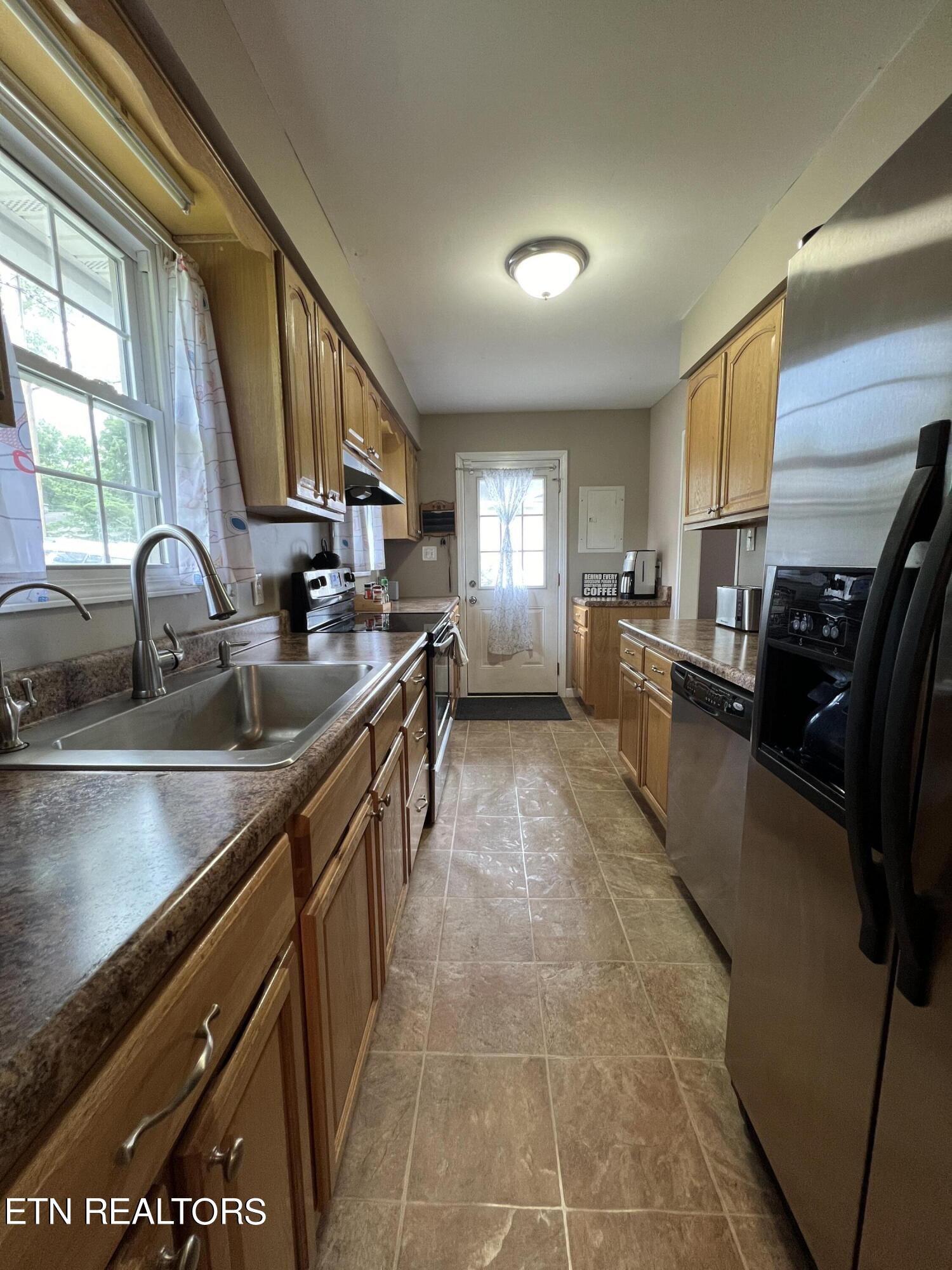 136 Athens Road Oak Ridge, TN 37830 - Photo 4 of 50 kitchen4