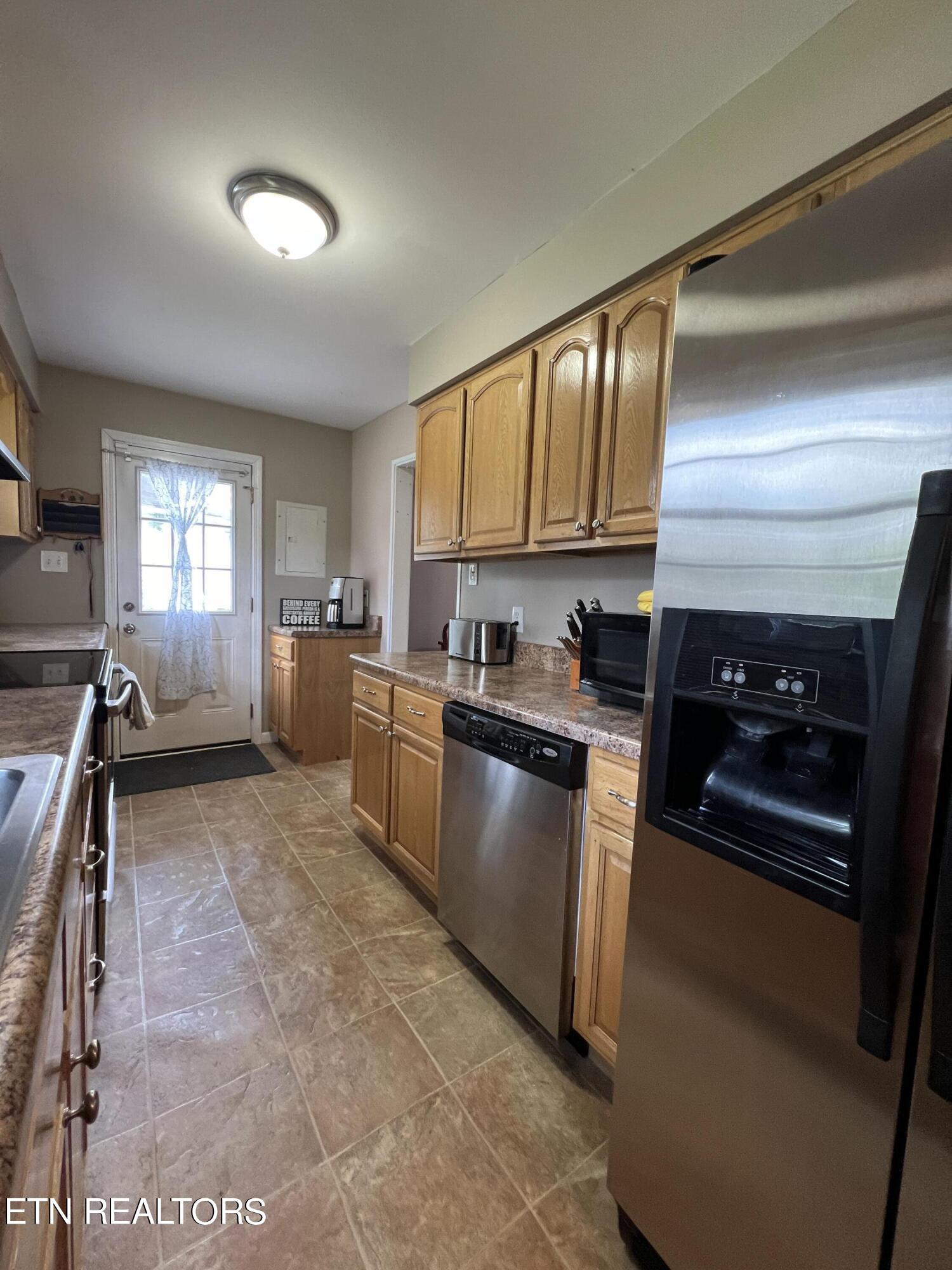 136 Athens Road Oak Ridge, TN 37830 - Photo 8 of 50 kitchen10