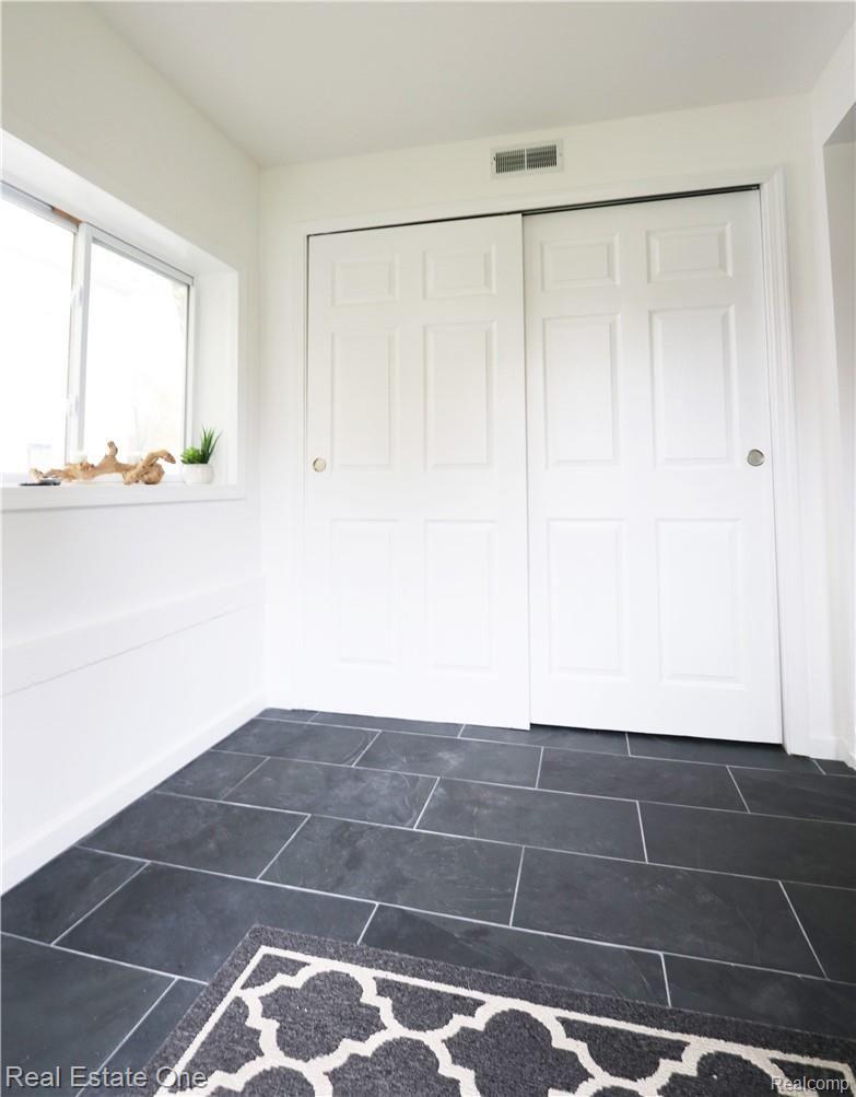 1817 Manse Road Waterford, MI 48328 - Photo 11 of 16 Mud Room 2.jpg