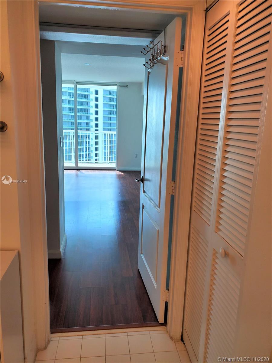 1200 Brickell Bay Drive, Unit 4003 Miami, FL 33131 - Photo 14 of 25