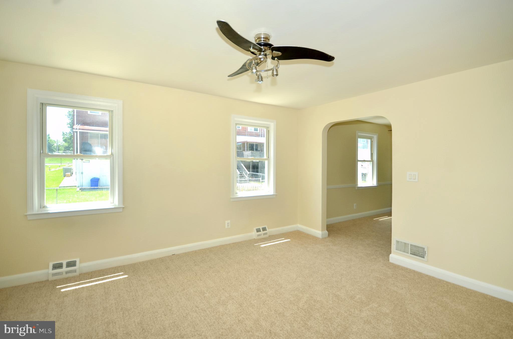 554 Welbrook Road Baltimore, MD 21221 - Photo 6 of 27 Living Room
