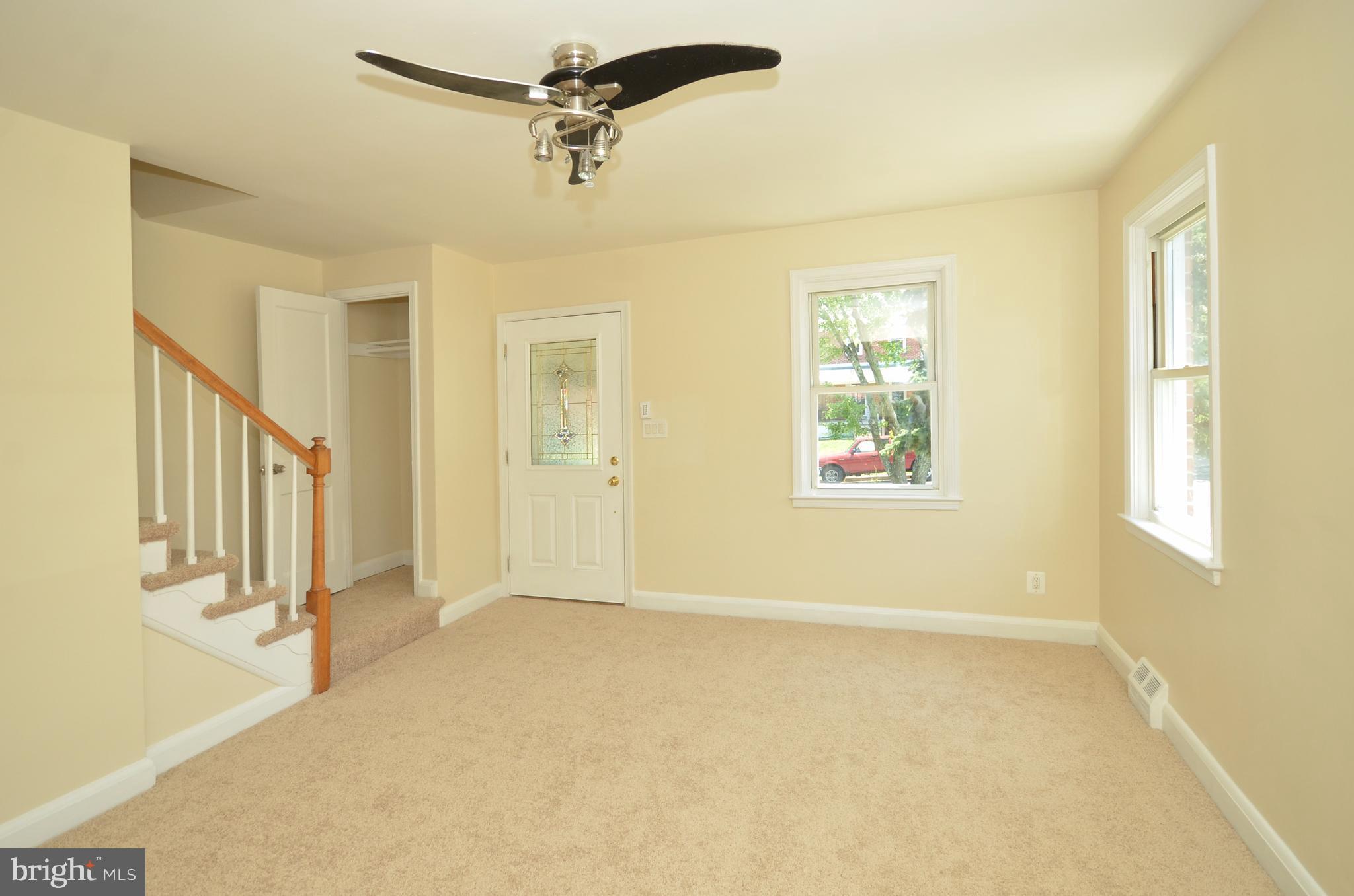 554 Welbrook Road Baltimore, MD 21221 - Photo 7 of 27 Living Room