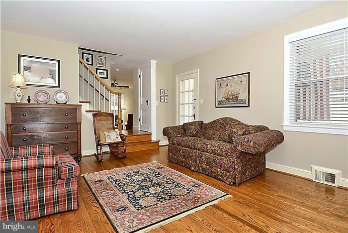 9619 Clearview Place Silver Spring, MD 20901 - Photo 3 of 30 Living Room