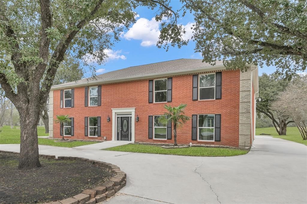 549 Brandon Road Conroe, TX 77302 - Photo 2 of 19 Circular driveway offers plenty of parking