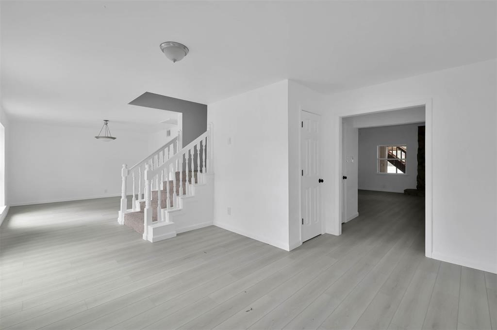 549 Brandon Road Conroe, TX 77302 - Photo 4 of 19 Welcoming foyer