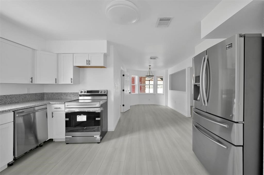 549 Brandon Road Conroe, TX 77302 - Photo 7 of 19 Modern granite countertops and stylish stainless steel appliances