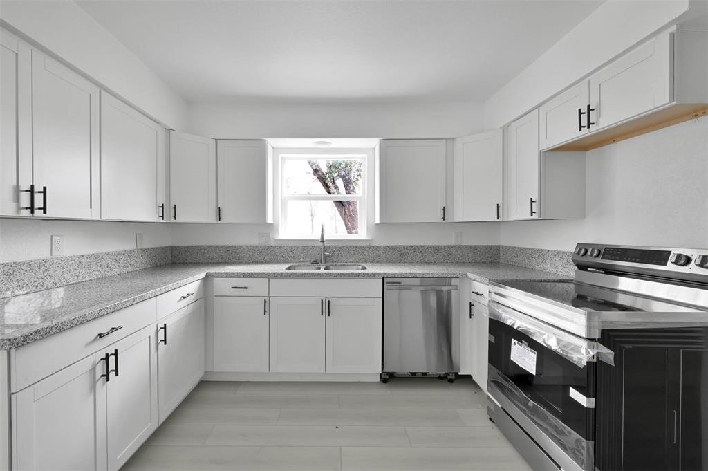 549 Brandon Road Conroe, TX 77302 - Photo 8 of 19 Plenty of cabinet and counter space